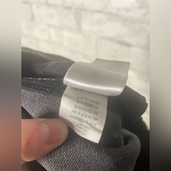 GAP Distressed Hem 3 1/2 inch Dark wash denim button closure shorts - Picture 8 of 8